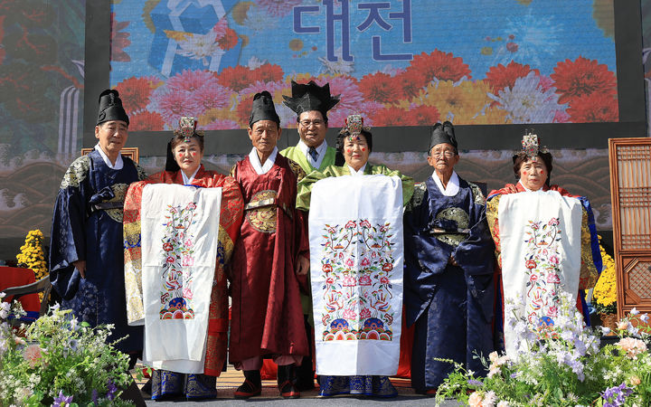 [함평=뉴시스] 전남 함평군 국향대전의 장수부부 금혼식. (사진=함평군 제공) photo@newsis.com *재판매 및 DB 금지