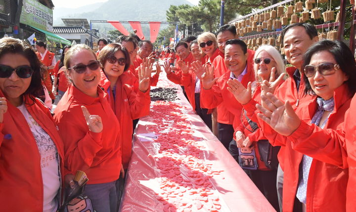 [순창=뉴시스] '제19회 순창장류축제'의 메인이벤트 '발효나라 1997'에 참여한 외국인 관광객들이 즐거운 표정으로 사진을 찍고 있다. (사진=뉴시스 DB). photo@newsis.com *재판매 및 DB 금지