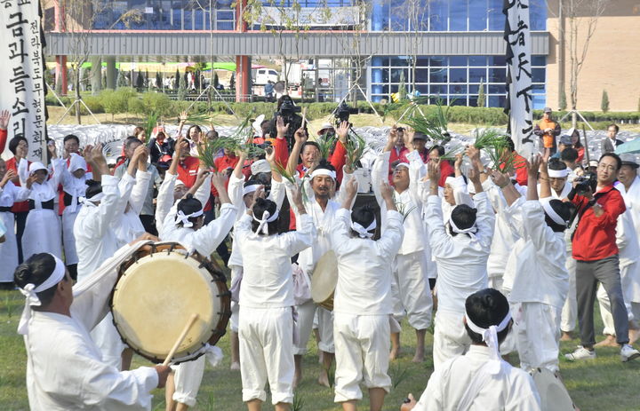 [순창=뉴시스] 김종효 기자 = 지난 12일 '제19회 순창장류축제', 축제를 장식하는 지역 전통 농요 '금과들소리' 공연이 펼쳐지고 있다. (사진=순창군청 제공) 2024.10.13. photo@newsis.com *재판매 및 DB 금지