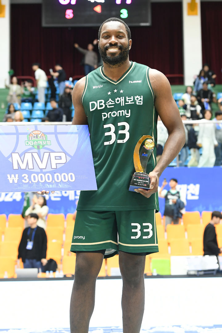 [서울=뉴시스] '2024 KBL 컵대회' 최우수선수(MVP)를 수상한 프로농구 원주 DB의 치나누 오누아쿠. (사진=KBL 제공) *재판매 및 DB 금지