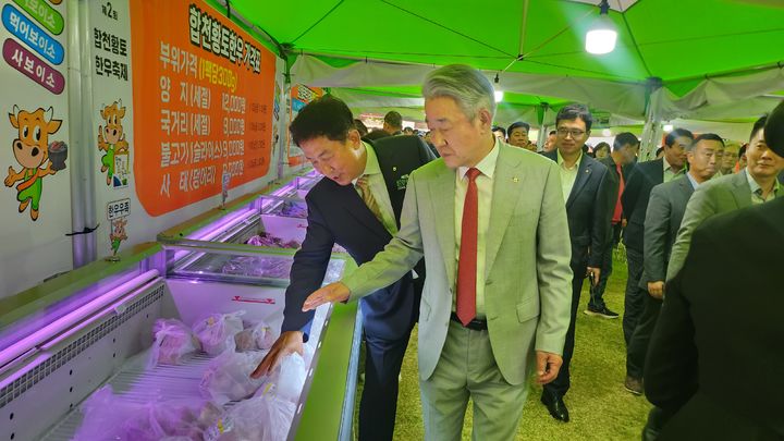 [합천=뉴시스] 서희원 기자= 지난 11일 경남 합천군 제2회 합천황토한우축제 황토한우판매장을 둘러보는 농협중앙회 강호동 회장과 합천축협 김용욱 조합장 2024. 10. 13. shw1881@newsis.com  *재판매 및 DB 금지