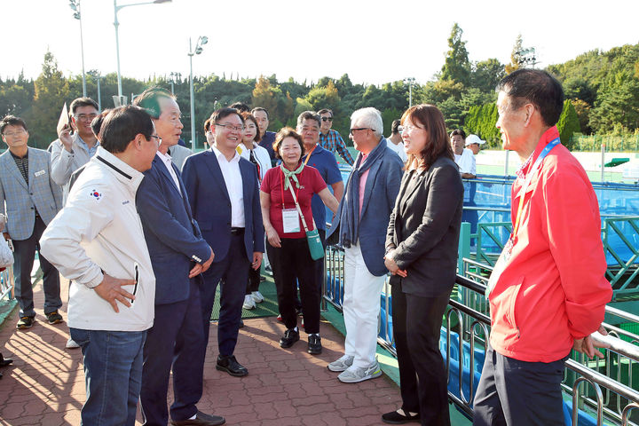 [창원=뉴시스] 강경국 기자 = 12일 제105회 전국체전의 성공적인 개최를 위해 경남 창원시립테니스장을 방문한 장미란 문화체육관광부 제2차관이 홍남표 창원시장과 함께 시설을 둘러보고 있다. (사진=창원시청 제공). 2024.10.13. photo@newsis.com *재판매 및 DB 금지