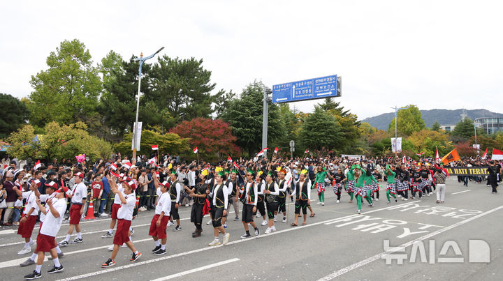 [창원=뉴시스] 13일 오후 창원시청과 경남도청 사이 중앙대로를 걷는 '맘프 2024' 문화다양성 퍼레이드에 참가한 필리핀, 파키스탄, 베트남 등 18개 팀이 행진하고 있다.(사진=경남도 제공) 2024.10.13. photo@newsis.com