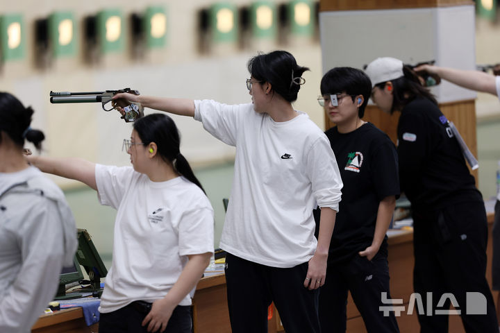 [창원=뉴시스] 김명년 기자 = 13일 오전 경남 창원시 창원국제사격장에서 열린 제105회 전국체육대회 사격 여자 일반부 10m 공기권총 본선 경기에서 양지인이 사격하고 있다. 2024.10.13. kmn@newsis.com