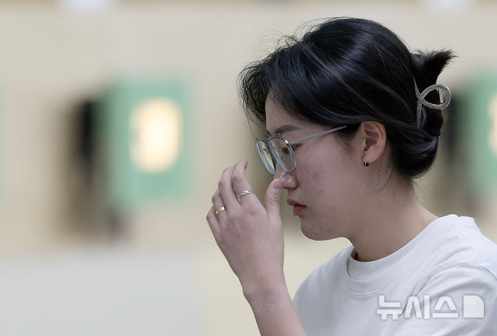[창원=뉴시스] 김명년 기자 = 13일 오전 경남 창원시 창원국제사격장에서 열린 제105회 전국체육대회 사격 여자 일반부 10m 공기권총 본선에서 양지인이 경기에 임하고 있다. 양지인은 이날 9위로 결선진출에 실패했다. 2024.10.13. kmn@newsis.com