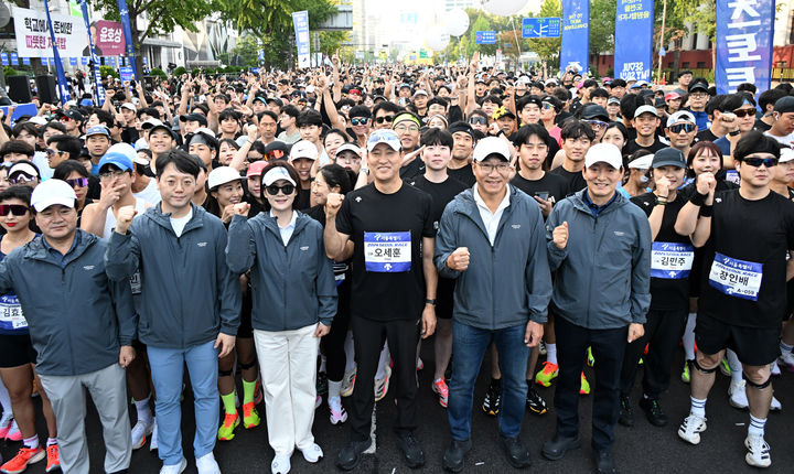 [서울=뉴시스] 오세훈 서울시장이 13일 오전 서울 중구 청계광장 앞 세종대로에서 열린 2024 서울달리기에 참가해 선수들과 출발에 앞서 기념촬영을 하고 있다. 2024.10.13. photo@newsis.com *재판매 및 DB 금지