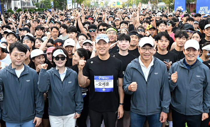 [서울=뉴시스] 오세훈 서울시장이 13일 오전 서울 중구 청계광장 앞 세종대로에서 열린 2024 서울달리기에 참가해 선수들과 출발에 앞서 기념촬영을 하고 있다. 2024.10.13. photo@newsis.com *재판매 및 DB 금지