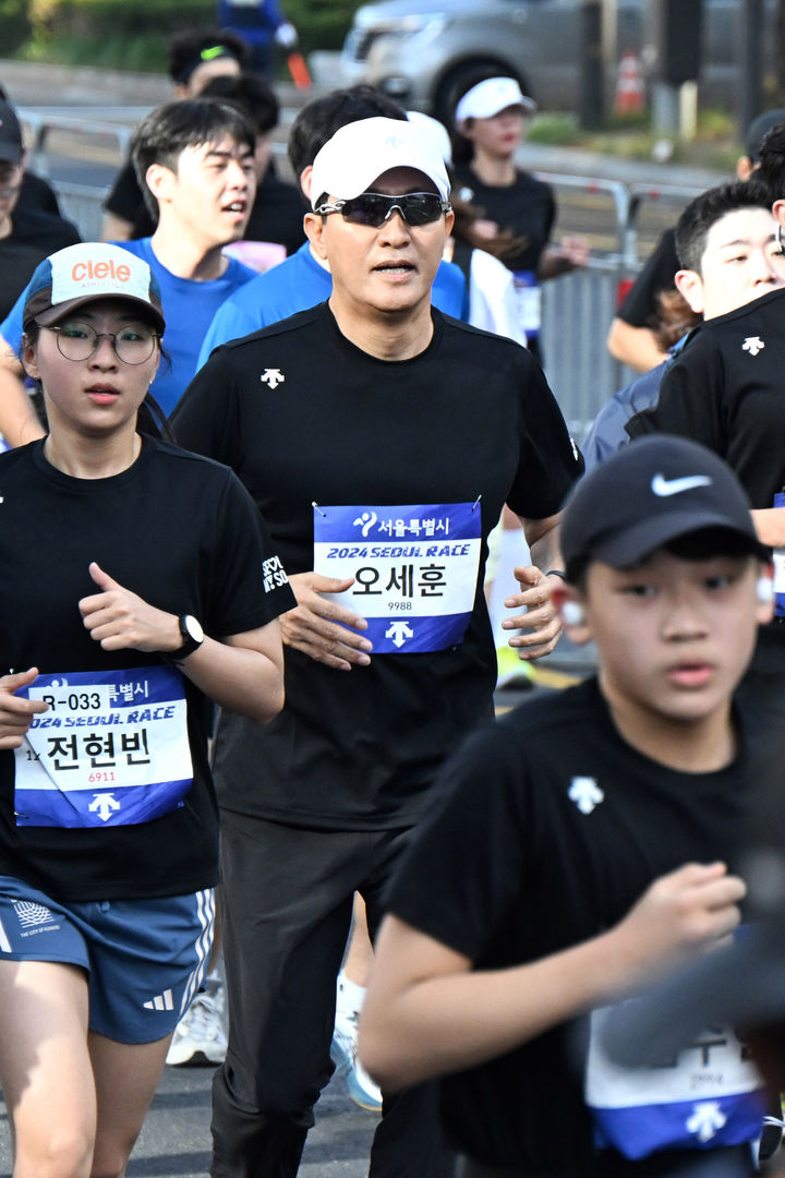 [서울=뉴시스] 오세훈 서울시장이 13일 오전 서울 중구 청계광장 앞 세종대로에서 열린 2024 서울달리기에 참가해 선수들과 함께 힘차게 출발하고 있다. 2024.09.27. photo@newsis.com *재판매 및 DB 금지