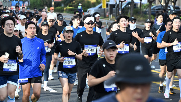 [서울=뉴시스] 오세훈 서울시장이 13일 오전 서울 중구 청계광장 앞 세종대로에서 열린 2024 서울달리기에 참가해 선수들과 함께 힘차게 출발하고 있다. 2024.09.27. photo@newsis.com *재판매 및 DB 금지