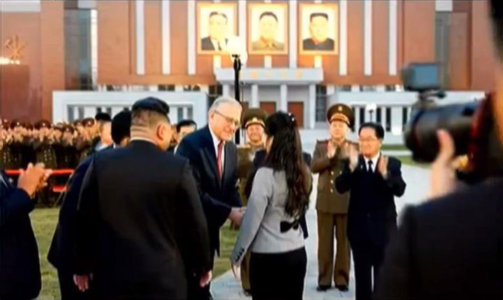 [서울=뉴시스] 지난해 10월10일 북한 노동당 중앙간부학교에서 열린 당 창건 79주년 경축공연에서 김정은 딸 주애가 알렉산드르 마체고라 주북 러시아 대사와 인사하고 있다. 마체고라 대사가 북한 비핵화 목표가 시대착오적이라고 주장했다. (사진=조선중앙TV 캡처) 2025.2.11. photo@newsis.com *재판매 및 DB 금지