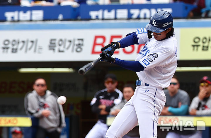 [대구=뉴시스] 김근수 기자 = 13일 오후 대구 수성구 삼성라이온즈파크에서 열린 2024 KBO 포스트시즌 플레이오프 1차전 LG 트윈스와 삼성 라이온즈의 경기, 1회말 1사 주자 2루 상황에서 삼성 구자욱이 안타를 치고 있다. 2024.10.13. ks@newsis.com