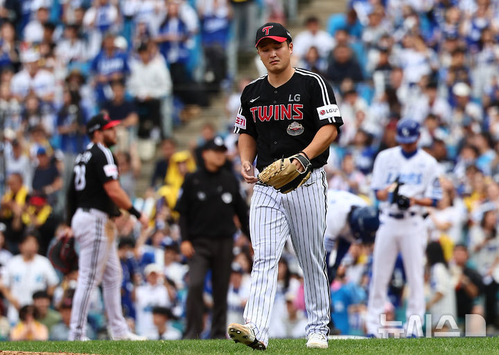 [대구=뉴시스] 김근수 기자 = 13일 오후 대구 수성구 삼성라이온즈파크에서 열린 2024 KBO 포스트시즌 플레이오프 1차전 LG 트윈스와 삼성 라이온즈의 경기, 1회말 LG 선발 최원태가 실점하자 아쉬워하고 있다. 2024.10.13. ks@newsis.com