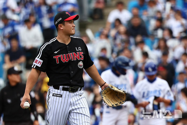 [대구=뉴시스] 김근수 기자 = 13일 오후 대구 수성구 삼성라이온즈파크에서 열린 2024 KBO 포스트시즌 플레이오프 1차전 LG 트윈스와 삼성 라이온즈의 경기, 1회말 LG 선발 최원태가 실점하자 아쉬워하고 있다. 2024.10.13. ks@newsis.com