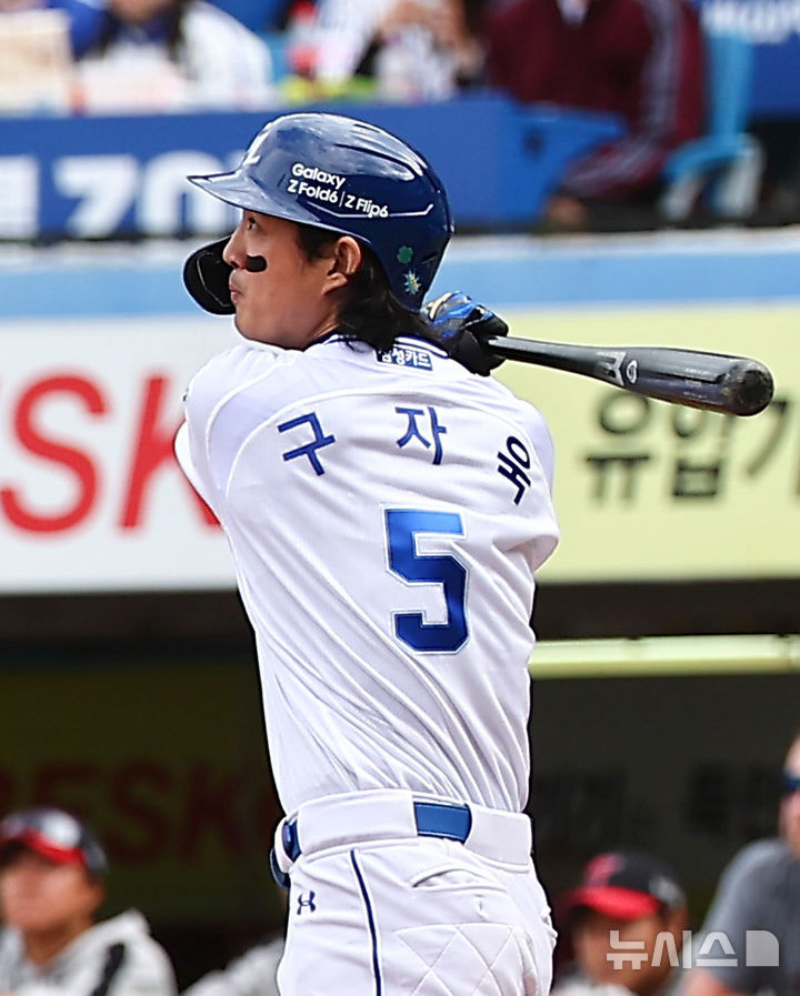 [대구=뉴시스] 김근수 기자 = 13일 오후 대구 수성구 삼성라이온즈파크에서 열린 2024 KBO 포스트시즌 플레이오프 1차전 LG 트윈스와 삼성 라이온즈의 경기, 3회말 1사 주자 1,3루 상황에서 삼성 구자욱이 쓰리런 홈런을 치고 있다. 2024.10.13. ks@newsis.com