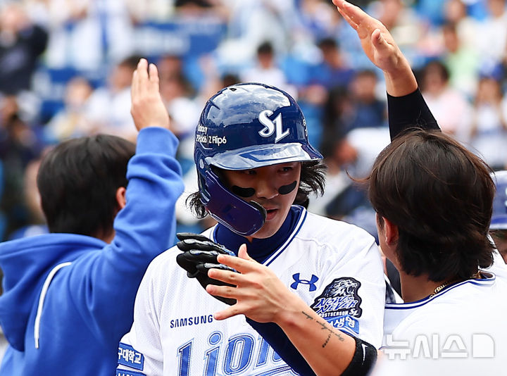 [대구=뉴시스] 김근수 기자 = 13일 오후 대구 수성구 삼성라이온즈파크에서 열린 2024 KBO 포스트시즌 플레이오프 1차전 LG 트윈스와 삼성 라이온즈의 경기, 3회말 1사 주자 1,3루 상황에서 삼성 구자욱이 쓰리런 홈런을 치고 덕아웃에서 선수들과 기쁨을 나누고 있다. 2024.10.13. ks@newsis.com