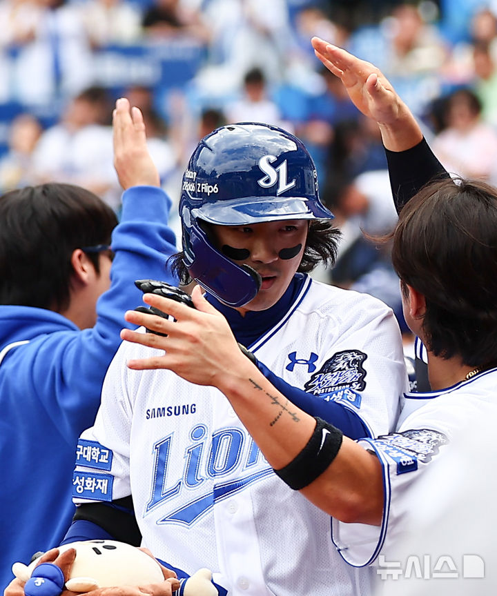 [대구=뉴시스] 김근수 기자 = 13일 오후 대구 수성구 삼성라이온즈파크에서 열린 2024 KBO 포스트시즌 플레이오프 1차전 LG 트윈스와 삼성 라이온즈의 경기, 3회말 1사 주자 1,3루 상황에서 삼성 구자욱이 쓰리런 홈런을 치고 덕아웃에서 선수들과 기쁨을 나누고 있다. 2024.10.13. ks@newsis.com