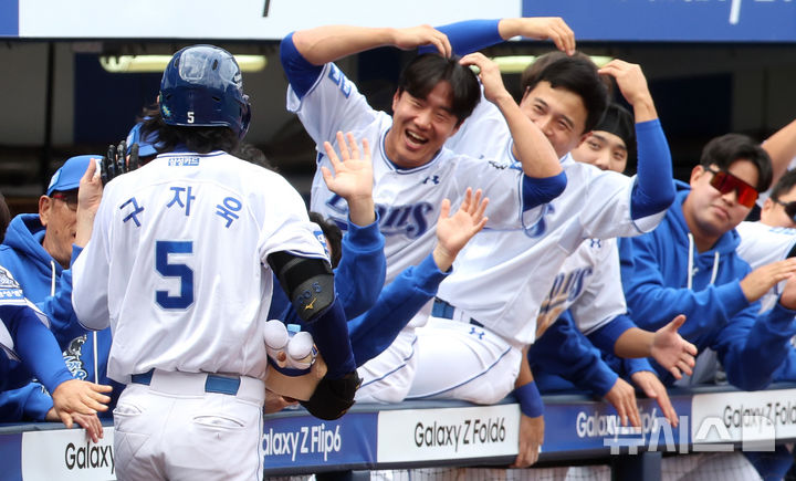 [대구=뉴시스] 이무열 기자 = 13일 오후 대구 수성구 삼성라이온즈파크에서 열린 2024 KBO 포스트시즌 플레이오프 1차전 LG 트윈스와 삼성 라이온즈의 경기, 3회말 무사 1,3루 상황에서 삼성 구자욱이 스리런 홈런을 때린 뒤 더그아웃에 들어서며 동료들과 기뻐하고 있다. 2024.10.13. lmy@newsis.com