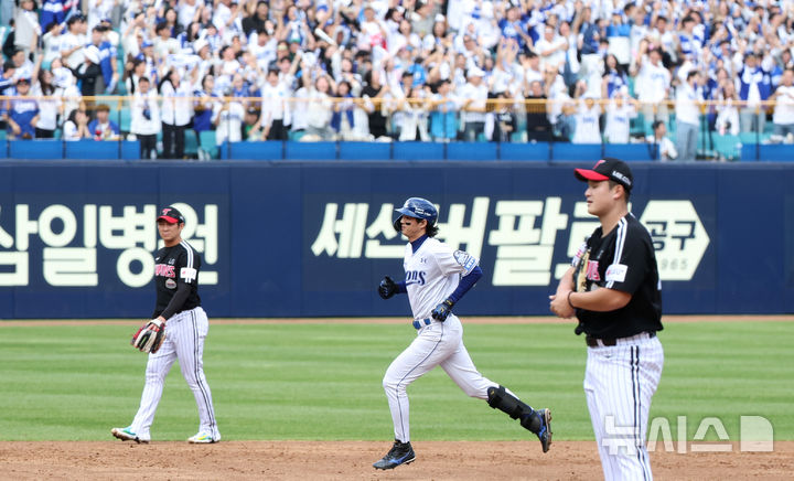 [대구=뉴시스] 이무열 기자 = 13일 오후 대구 수성구 삼성라이온즈파크에서 열린 2024 KBO 포스트시즌 플레이오프 1차전 LG 트윈스와 삼성 라이온즈의 경기, 3회말 무사 1,3루 상황에서 삼성 구자욱이 스리런 홈런을 때린 뒤 그라운드를 돌고 있다. 2024.10.13. lmy@newsis.com