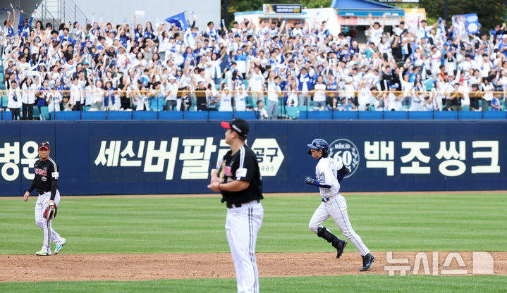 [대구=뉴시스] 이무열 기자 = 13일 오후 대구 수성구 삼성라이온즈파크에서 열린 2024 KBO 포스트시즌 플레이오프 1차전 LG 트윈스와 삼성 라이온즈의 경기, 3회말 무사 1,3루 상황에서 삼성 구자욱이 스리런 홈런을 때린 뒤 그라운드를 돌고 있다. 2024.10.13. lmy@newsis.com