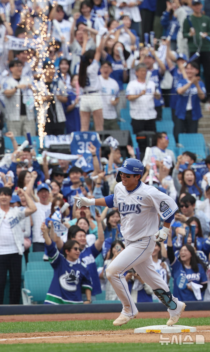 [대구=뉴시스] 김금보 기자 = 13일 오후 대구 수성구 삼성라이온즈파크에서 열린 2024 KBO 포스트시즌 플레이오프 1차전 LG 트윈스와 삼성 라이온즈의 경기, 4회말 삼성 선두타자 김영웅이 솔로포를 치고 기뻐하고 있다. 2024.10.13. kgb@newsis.com