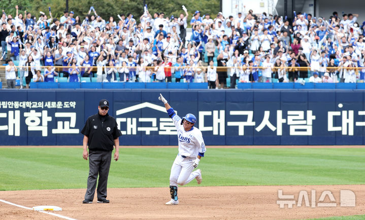 [대구=뉴시스] 이무열 기자 = 13일 오후 대구 수성구 삼성라이온즈파크에서 열린 2024 KBO 포스트시즌 플레이오프 1차전 LG 트윈스와 삼성 라이온즈의 경기, 4회말 무사 주자 없는 상황에서 삼성 김영웅이 솔로 홈런을 치고 기뻐하고 있다. 2024.10.13. lmy@newsis.com