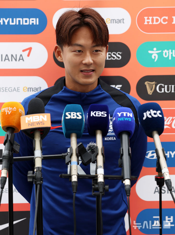 [용인=뉴시스] 홍효식 기자 = 대한민국 축구 국가대표팀 이승우가 13일 경기도 용인 미르스타디움에서 훈련 전 인터뷰하고 있다.대표팀은 15일 오후 8시 용인미르스타디움에서 이라크와 2016 북중미 월드컵 아시아지역 3차 예선 4차전 홈 경기를 치른다. 2024.10.13. yesphoto@newsis.com