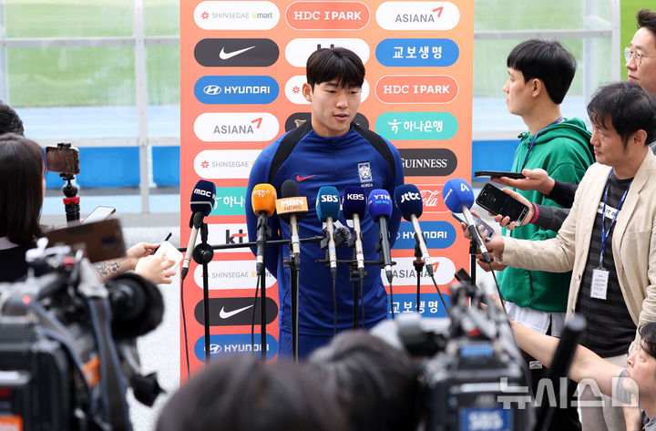 [용인=뉴시스] 홍효식 기자 = 대한민국 축구 국가대표팀 배준호가 13일 경기도 용인 미르스타디움에서 훈련 전 인터뷰하고 있다.대표팀은 15일 오후 8시 용인미르스타디움에서 이라크와 2016 북중미 월드컵 아시아지역 3차 예선 4차전 홈 경기를 치른다. 2024.10.13. yesphoto@newsis.com