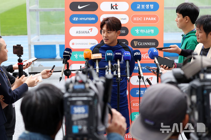 [용인=뉴시스] 홍효식 기자 = 대한민국 축구 국가대표팀 이승우가 13일 경기도 용인 미르스타디움에서 훈련 전 인터뷰하고 있다.  대표팀은 15일 오후 8시 용인미르스타디움에서 이라크와 2016 북중미 월드컵 아시아지역 3차 예선 4차전 홈 경기를 치른다. 2024.10.13. yesphoto@newsis.com