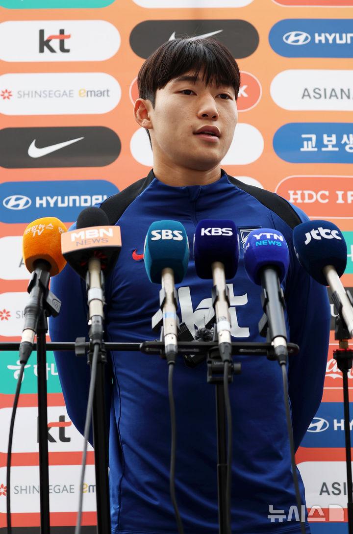 [용인=뉴시스] 홍효식 기자 = 대한민국 축구 국가대표팀 배준호가 13일 경기도 용인 미르스타디움에서 훈련 전 인터뷰하고 있다.대표팀은 15일 오후 8시 용인미르스타디움에서 이라크와 2016 북중미 월드컵 아시아지역 3차 예선 4차전 홈 경기를 치른다. 2024.10.13. yesphoto@newsis.com