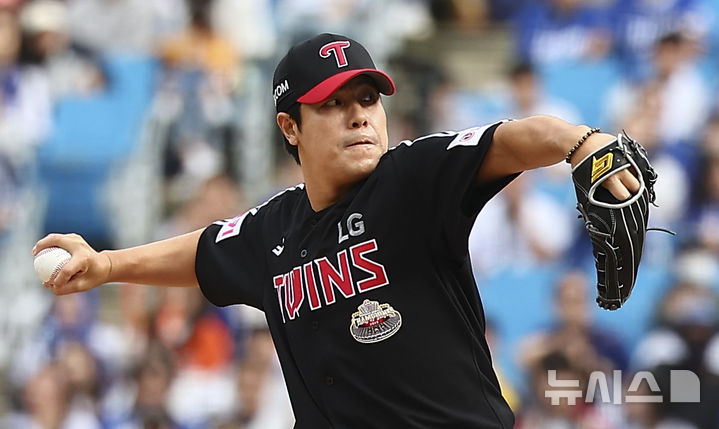 [대구=뉴시스] 김근수 기자 = 13일 오후 대구 수성구 삼성라이온즈파크에서 열린 2024 KBO 포스트시즌 플레이오프 1차전 LG 트윈스와 삼성 라이온즈의 경기, 5회말 LG 김진성이 공을 던지고 있다. 2024.10.13. ks@newsis.com
