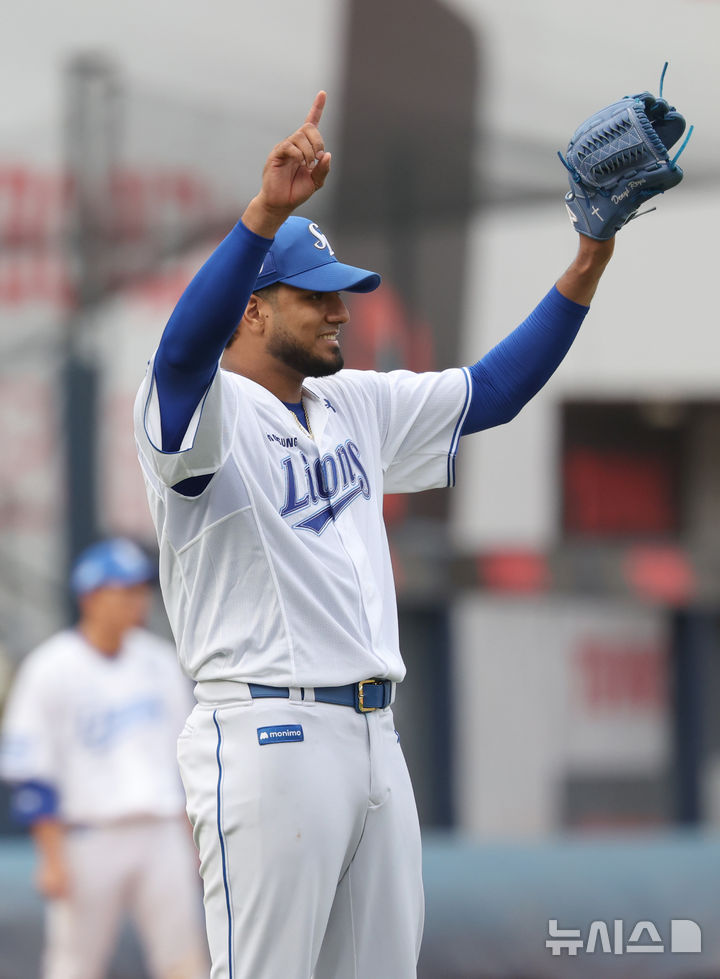 [대구=뉴시스] 김금보 기자 = 13일 오후 대구 수성구 삼성라이온즈파크에서 열린 2024 KBO 포스트시즌 플레이오프 1차전 LG 트윈스와 삼성 라이온즈의 경기, 7회초 삼성 선발 레예스가 윤정빈 호수비에 응답하고 있다. 2024.10.13. kgb@newsis.com