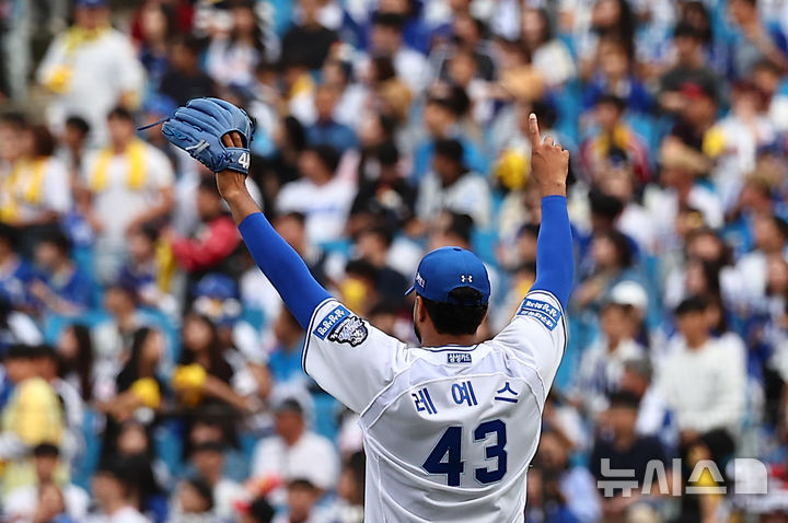 [대구=뉴시스] 김근수 기자 = 13일 오후 대구 수성구 삼성라이온즈파크에서 열린 2024 KBO 포스트시즌 플레이오프 1차전 LG 트윈스와 삼성 라이온즈의 경기, 7회초 선두타자로 나선 LG 오지환을 우익수 플라이로 잡아낸 삼성 선발 레예스가 야수를 향해 손을 올려보이고 있다. 2024.10.13. ks@newsis.com