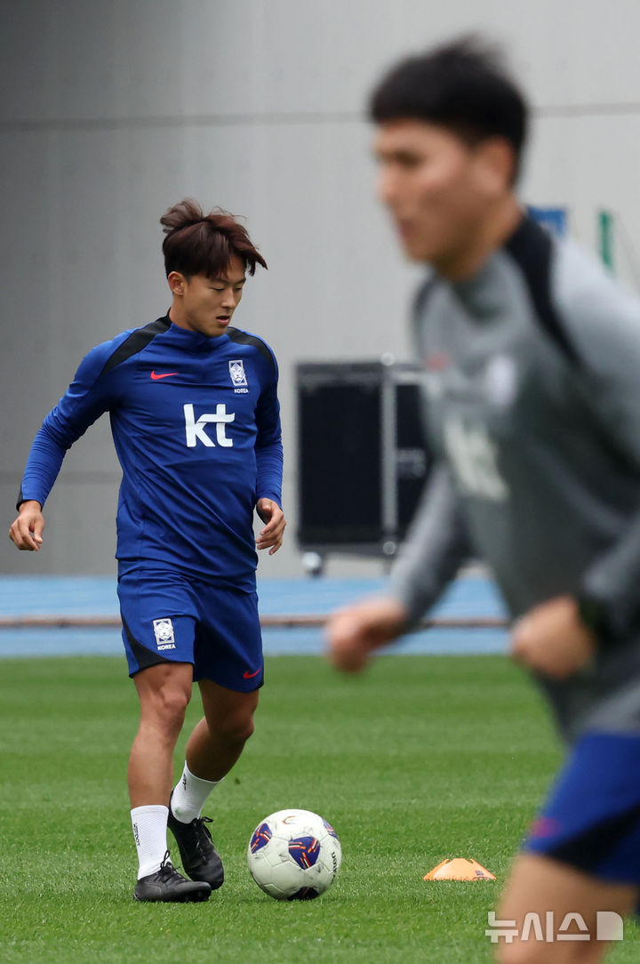 [용인=뉴시스] 홍효식 기자 = 대한민국 축구 국가대표팀 이승우가 13일 경기도 용인미르스타디움에서 훈련하고 있다.  대표팀은 15일 오후 8시 용인미르스타디움에서 이라크와 2016 북중미 월드컵 아시아지역 3차 예선 4차전 홈 경기를 치른다. 2024.10.13. yesphoto@newsis.com