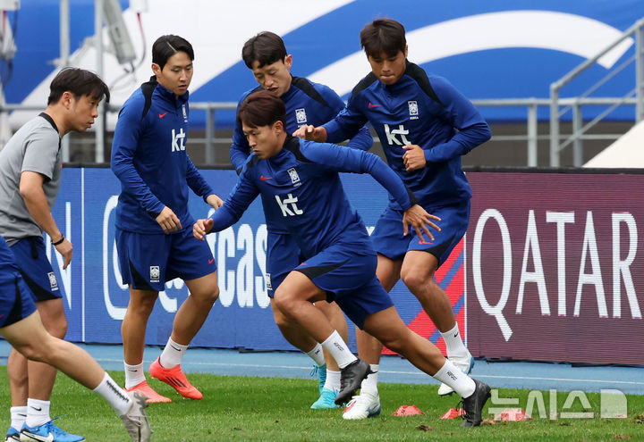 [용인=뉴시스] 홍효식 기자 = 대한민국 축구 국가대표팀 이강인, 이승우, 이재성 등 선수들이 13일 경기도 용인미르스타디움에서 훈련하고 있다.  대표팀은 15일 오후 8시 용인미르스타디움에서 이라크와 2016 북중미 월드컵 아시아지역 3차 예선 4차전 홈 경기를 치른다. 2024.10.13. yesphoto@newsis.com