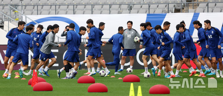 [용인=뉴시스] 홍효식 기자 = 대한민국 축구 국가대표팀 선수들이 13일 경기도 용인미르스타디움에서 훈련하고 있다.  대표팀은 15일 오후 8시 용인미르스타디움에서 이라크와 2016 북중미 월드컵 아시아지역 3차 예선 4차전 홈 경기를 치른다. 2024.10.13. yesphoto@newsis.com