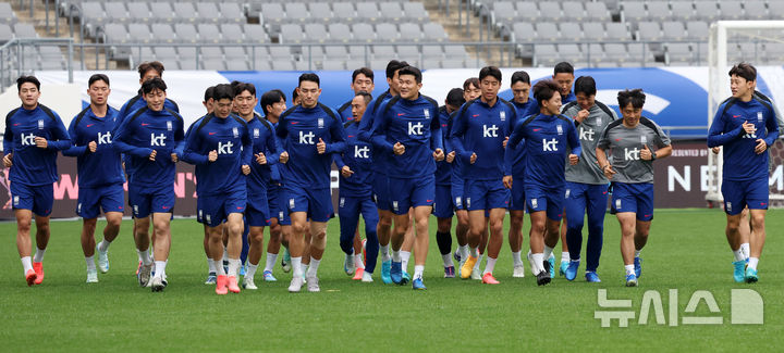 [용인=뉴시스] 홍효식 기자 = 대한민국 축구 국가대표팀 선수들이 13일 경기도 용인미르스타디움에서 훈련하고 있다.대표팀은 15일 오후 8시 용인미르스타디움에서 이라크와 2016 북중미 월드컵 아시아지역 3차 예선 4차전 홈 경기를 치른다. 2024.10.13. yesphoto@newsis.com