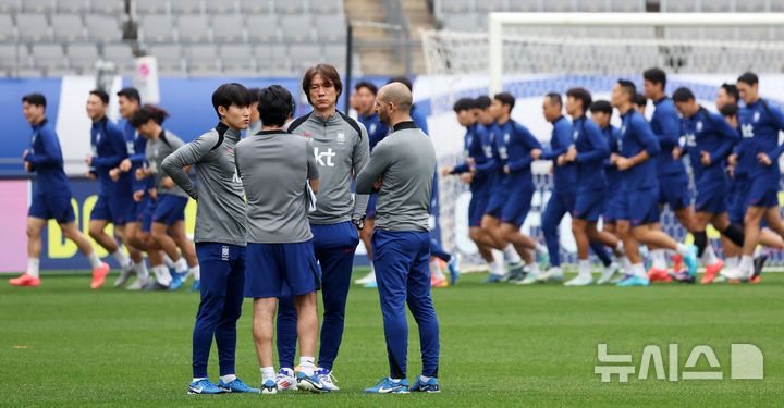 [용인=뉴시스] 홍효식 기자 = 대한민국 축구 국가대표팀 홍명보 감독이 13일 경기도 용인미르스타디움에서 코치진들과 대화하고 있다.대표팀은 15일 오후 8시 용인미르스타디움에서 이라크와 2016 북중미 월드컵 아시아지역 3차 예선 4차전 홈 경기를 치른다. 2024.10.13. yesphoto@newsis.com