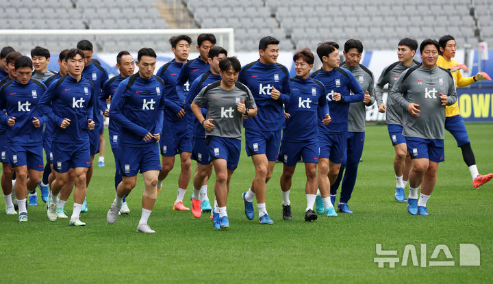 [용인=뉴시스] 홍효식 기자 = 대한민국 축구 국가대표팀 선수들이 13일 경기도 용인미르스타디움에서 훈련하고 있다.  대표팀은 15일 오후 8시 용인미르스타디움에서 이라크와 2016 북중미 월드컵 아시아지역 3차 예선 4차전 홈 경기를 치른다. 2024.10.13. yesphoto@newsis.com