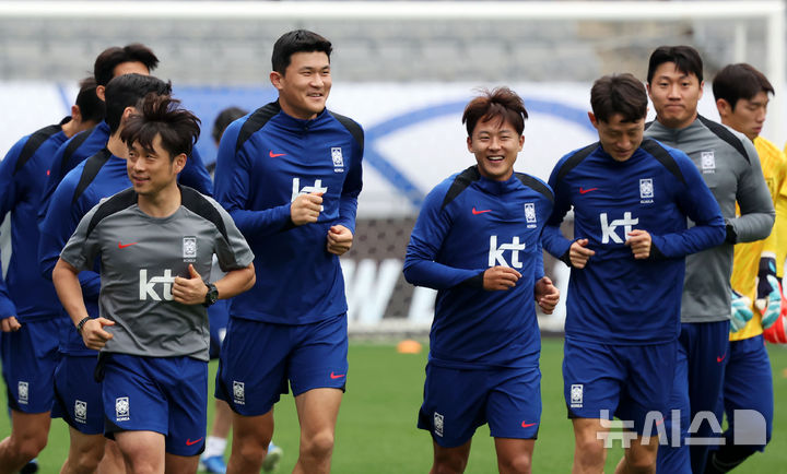 [용인=뉴시스] 홍효식 기자 = 대한민국 축구 국가대표팀 김민재와 이승우 등 선수들이 13일 경기도 용인미르스타디움에서 훈련하고 있다.  대표팀은 15일 오후 8시 용인미르스타디움에서 이라크와 2016 북중미 월드컵 아시아지역 3차 예선 4차전 홈 경기를 치른다. 2024.10.13. yesphoto@newsis.com