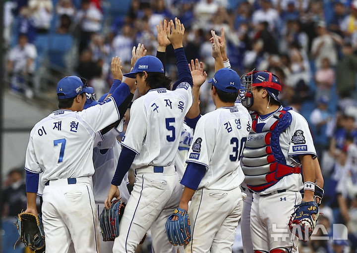 [대구=뉴시스] 김근수 기자 = 13일 오후 대구 수성구 삼성라이온즈파크에서 열린 2024 KBO 포스트시즌 플레이오프 1차전 LG 트윈스와 삼성 라이온즈의 경기에서 10-4로 승리한 삼성라이온즈 선수들이 기뻐하고 있다. 2024.10.13. ks@newsis.com