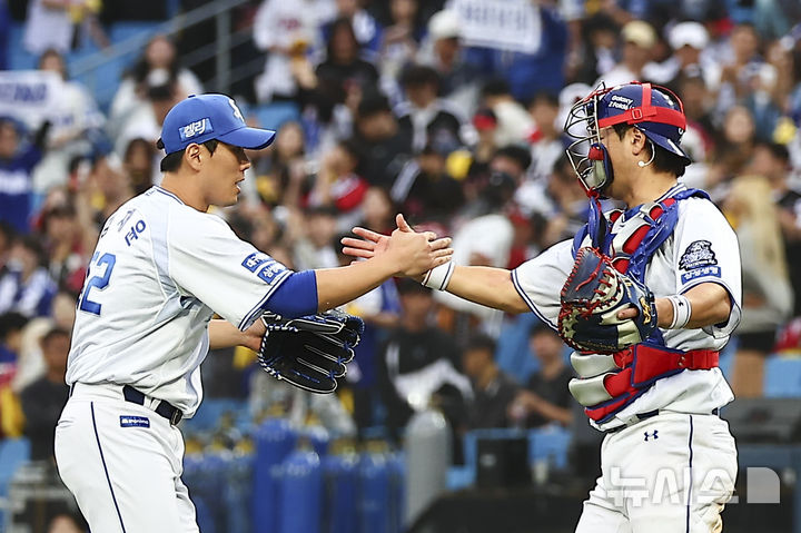 [대구=뉴시스] 김근수 기자 = 13일 오후 대구 수성구 삼성라이온즈파크에서 열린 2024 KBO 포스트시즌 플레이오프 1차전 LG 트윈스와 삼성 라이온즈의 경기에서 10-4로 승리한 삼성라이온즈 마무리 투수 김재윤과 포수 강민호가 인사를 나누고 있다. 2024.10.13. ks@newsis.com