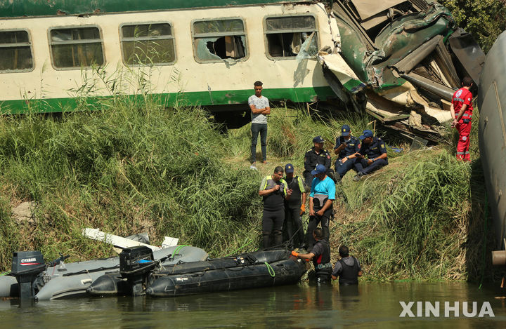 [ 미니야( 이집트)=신화/뉴시스] 2024년 10월 13일 이집트의 미니야 주에서 일어난 열차 추돌 사고 현장에서 구조대원들이 분리되어 계곡에 추락한 열차 2량의 사상자를 찾고 있다.&nbsp; 이집트에서는 2025년 8월 30일에도 북서부 마트루 주에서 열차 탈선사고로 97명의 사상자가 발생했다.&nbsp; 2025.08.31. 