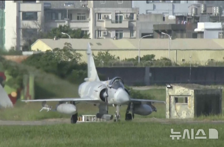 [신주=AP/뉴시스] 프랑스의 다목적 전투기 미라주가 6일(현지 시간) 우크라이나에 처음 인도됐다. 사진은 대만의 신주 공군 기지에서 대만 공군의 프랑스제 미라주-2000 전투기가 이륙 준비를 하는 모습. 2025.02.07 