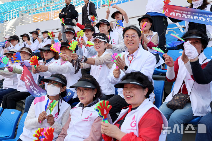 [김해=뉴시스]전국체전 경기장 찾아 응원. 2024.10.14. (사진=김해시 제공). photo@newsis.com