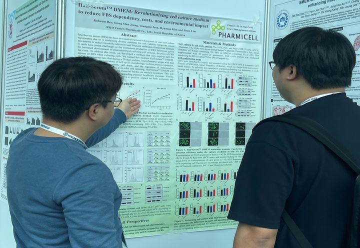 [서울=뉴시스] 파미셀 관계자가 Half-Serum DMEM 연구결과를 설명하는 모습 (사진=파미셀 제공) 2024.10.14. photo@newsis.com *재판매 및 DB 금지