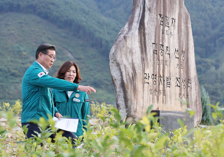 [함양=뉴시스] 함양군청 휴천면 동호 차밭을 방문한 진병영 함양군수. (사진=함양군 제공) 2024.10.14. photo@newsis.com *재판매 및 DB 금지