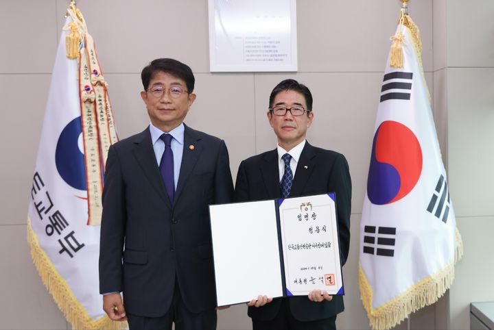 [서울=뉴시스] 박상우 국토교통부 장관이 14일 오전 정용식 한국교통안전공단 신임 이사장에게 임명장을 전수했다. 2024.10.14 (사진 제공=국토부) photo@newsis.com *재판매 및 DB 금지