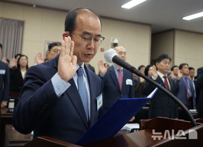 [전주=뉴시스] 김얼 기자 = 황계영 중앙환경분쟁조정위원회 위원장이 14일 전북 전주시 전북지방환경청에서 열린 '2024년 국회 환경노동위원회 국정감사'에 참석해 증인 선서를 하고 있다. 2024.10.14. pmkeul@newsis.com