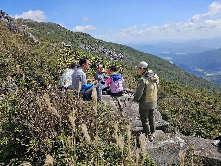 [광주=뉴시스] 샛길 출입 불법 행위 단속하는 국립공원공단 무등산국립공원사무소. (사진=무등산국립공원 제공) 2024.10.14. photo@newsis.com *재판매 및 DB 금지