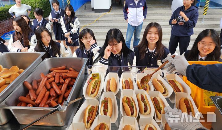 [안동=뉴시스] 김진호 기자 = 한국장학재단의 '장대한 도전' 응원 캠페인에 선정된 경북 안동시 경안여자고등학교에서 14일 재학생들에게 뉴욕핫도그와 커피 등 간식을 전달하고 있다. 2024.10.14  kjh9326@newsis.com